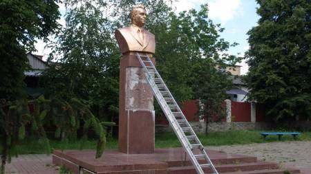 Із площі Нових Санжар прибрали пам’ятник Олександру Коваленку