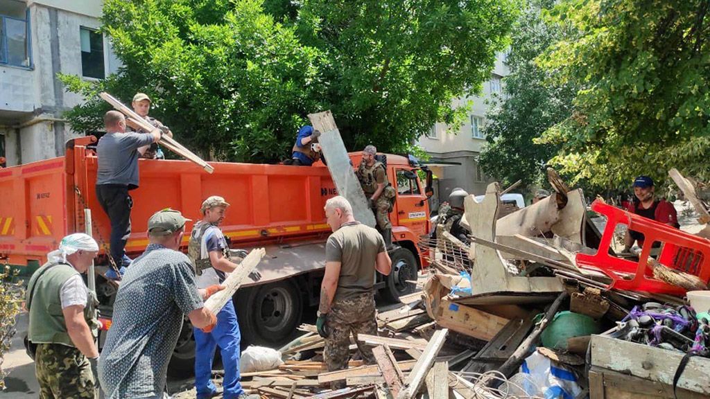 Наслідки підтоплень на Херсонщині ліквідовують спеціалісти із 13 областей