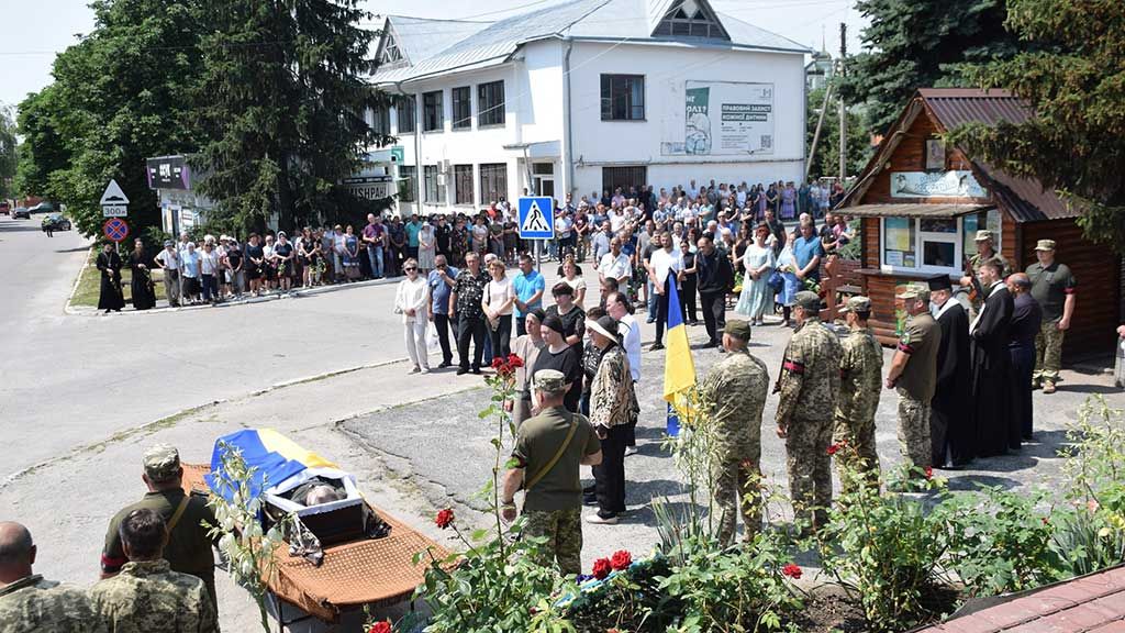 У Новосанжарській громаді попрощалися із загиблим захисником