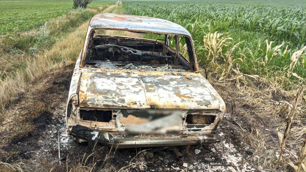 На Полтавщині в полі знайшли згорілий автомобіль з тілом людини всередині