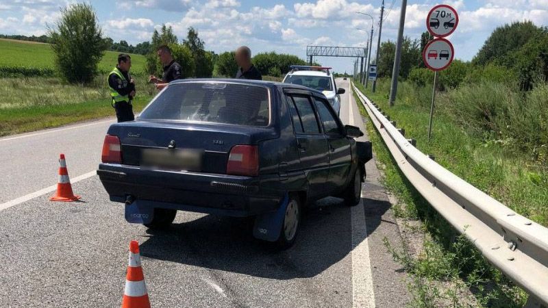 На трасі «Полтава – Олександрія» автомобіль врізався у відбійник – постраждала жінка