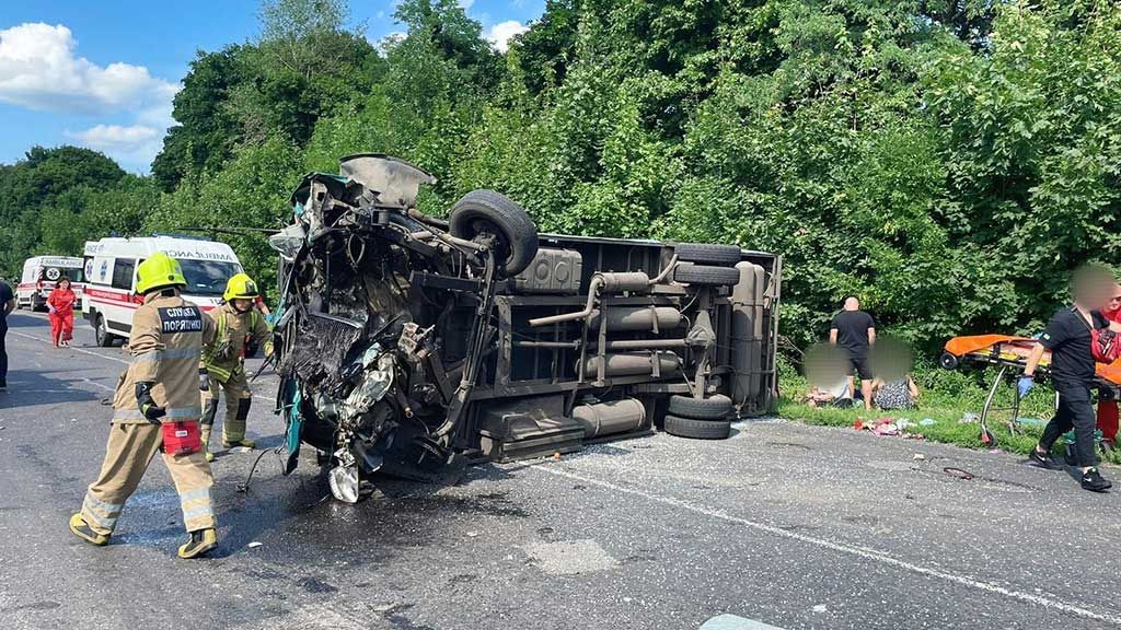 У Полтавському районі внаслідок зіткнення позашляховика та автобусу загинуло двоє людей і десятеро травмувалися