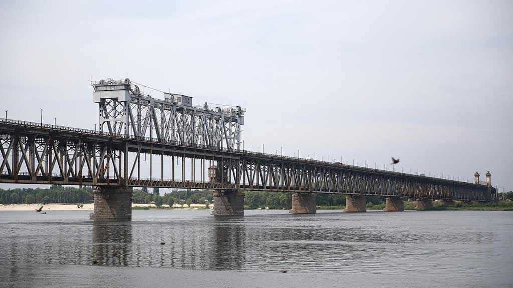 У Кременчуці чоловік зістрибнув з мосту - його гостіпалізували