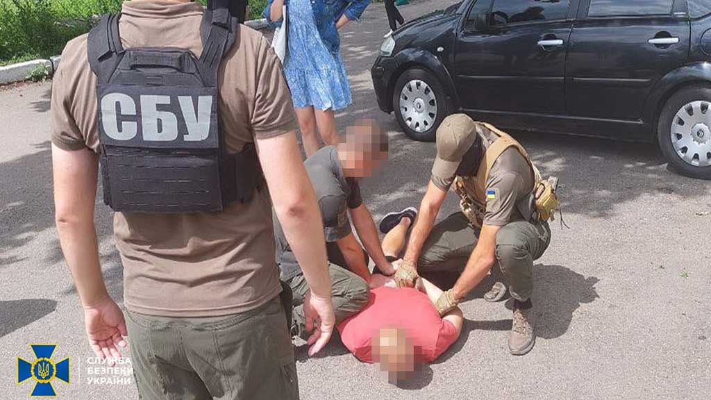 На Полтавщині затримали воєнкома, який вимагав хабарі за зняття автомобілів з військового обліку