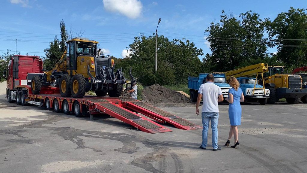 Кобеляцьким комунальникам придбали автогрейдер