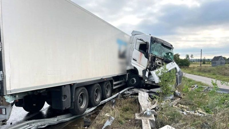 У Миргородському районі вантажівка врізалась у відбійник – водій в лікарні