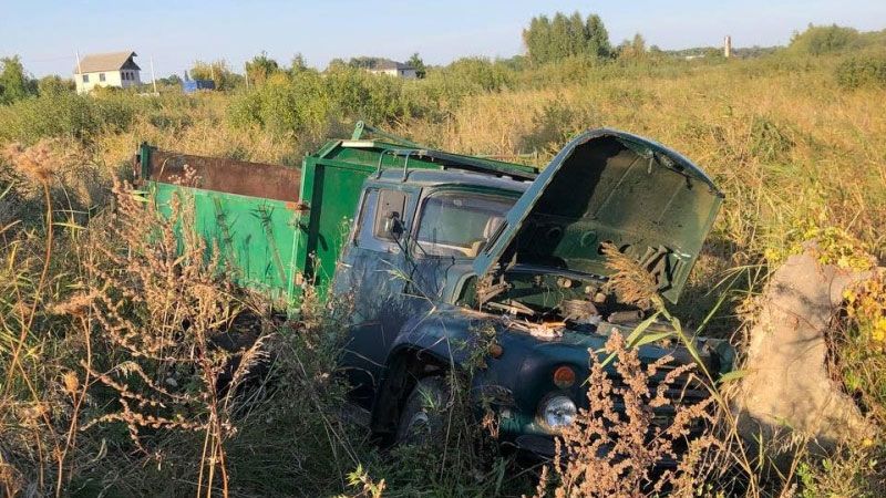 Поблизу Кременчука вантажівка злетіла з дороги – водія госпіталізовано