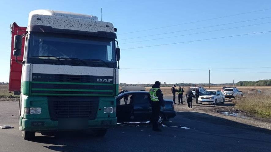 На Миргородщині Lanos зіткнувся з вантажівкою – водія травмовано
