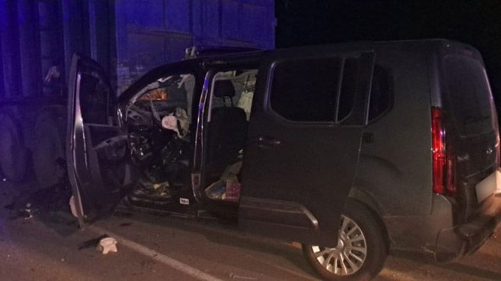 На Миргородщині мікроавтобус врізався у вантажівку – водій та пасажирка загинули