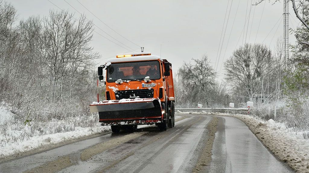 Автошляхи Полтавщини продовжують очищати від снігу