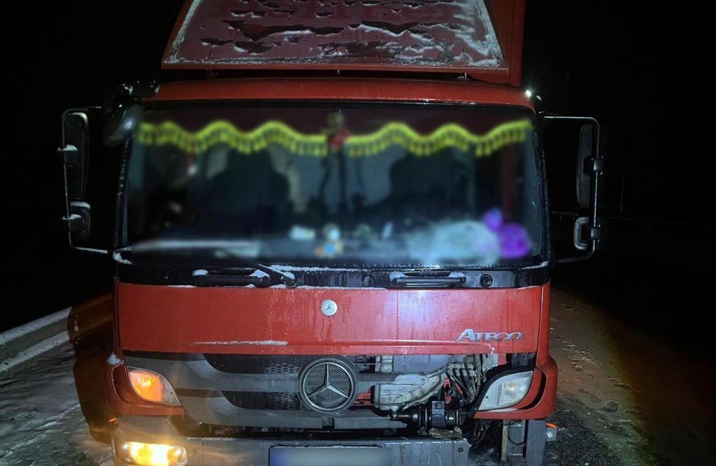 На трасі Київ-Харків вантажівка насмерть збила жінку