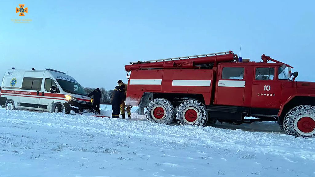 Негода на Полтавщині: рятувальники витягли зі снігового полону 175 транспортних засобів