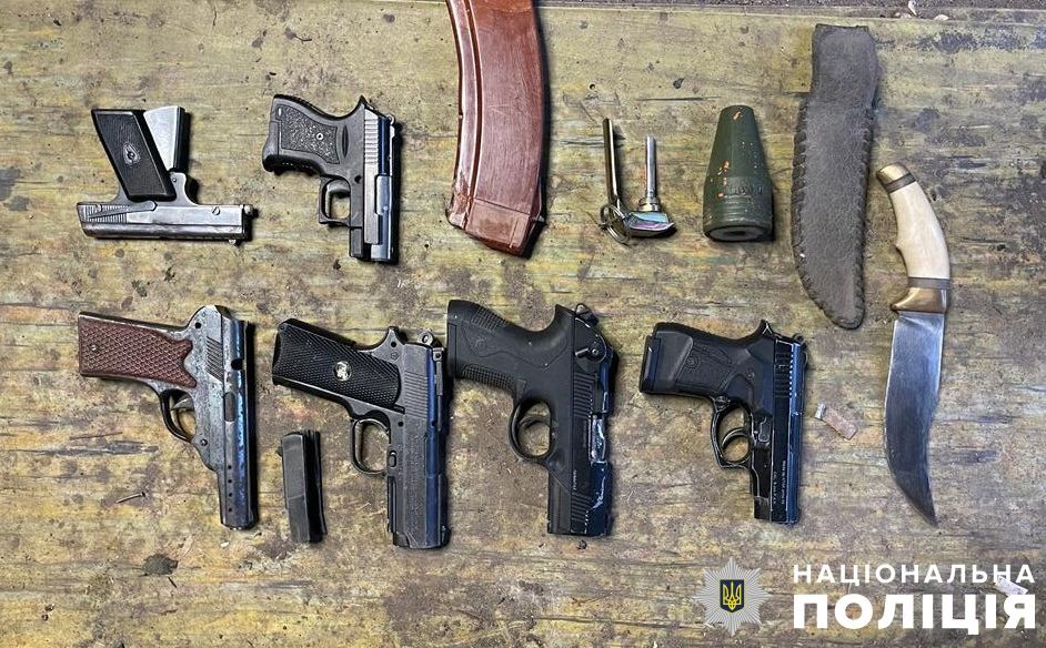 Кременчуцькі поліцейські виявили міні-арсенал зброї у жителя міста