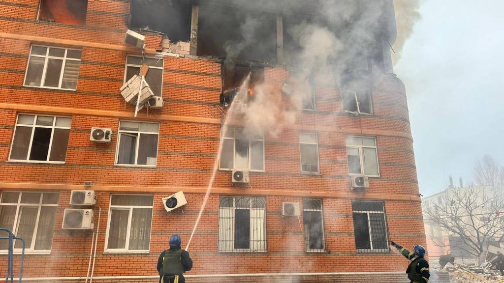 У Одесі ворожа ракета влучила у житловий будинок