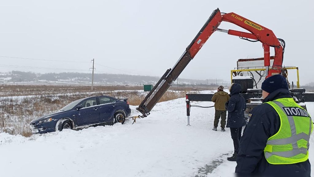 Поблизу Кобеляк автомобіль злетів у кювет на слизькій дорозі – на допомогу прийшли поліцейські