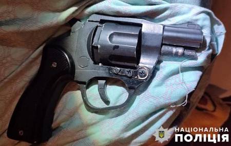 У жителя Мирогодського району поліцейські вилучили револьвер