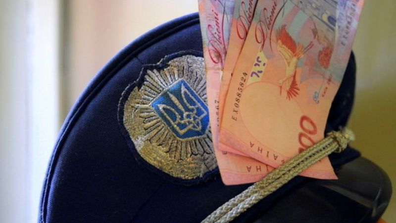 Правоохоронця із Сумщини будуть судити за вимогу хабаря в 15 тисяч доларів