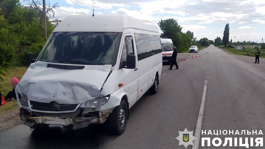 У Кременчуцькому районі зіткнулися легковик та пасажирський мікроавтобус