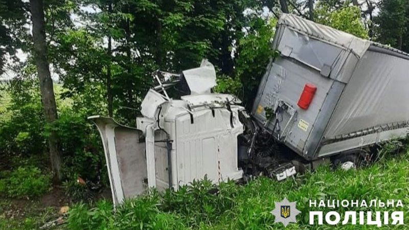 На Полтавщині вантажівка злетіла з дороги