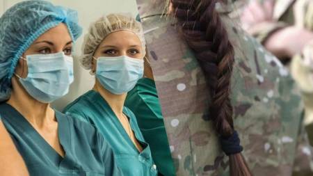 Жінки-медики та фармацевти повинні стати на військовий облік, щоб працювати далі