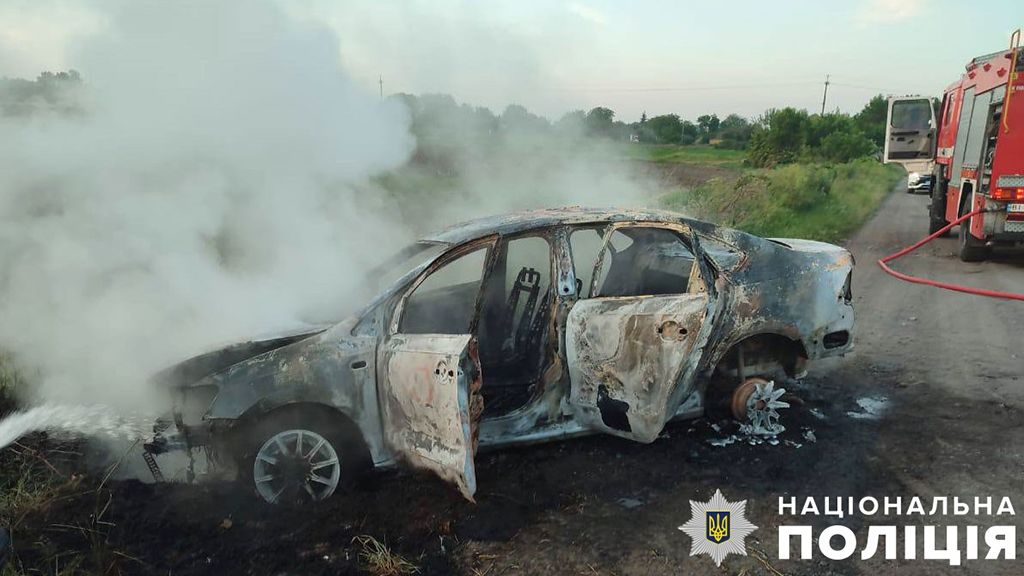 У Лубенській громаді на дорозі виявили згорілий автомобіль