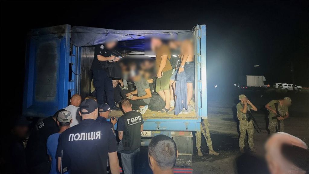 На кордоні з Молдовою затримано вантажівку, яка замість зерна везли більше 40 чоловіків у причепі