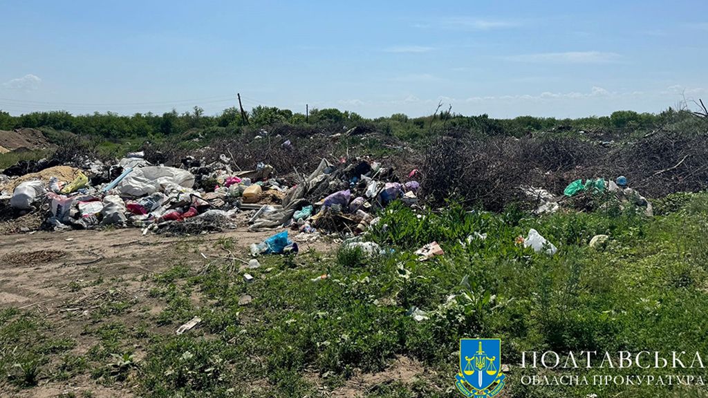 Прокуратура вимагає ліквідувати незаконне сміттєзвалище у Горішньоплавнівській громаді