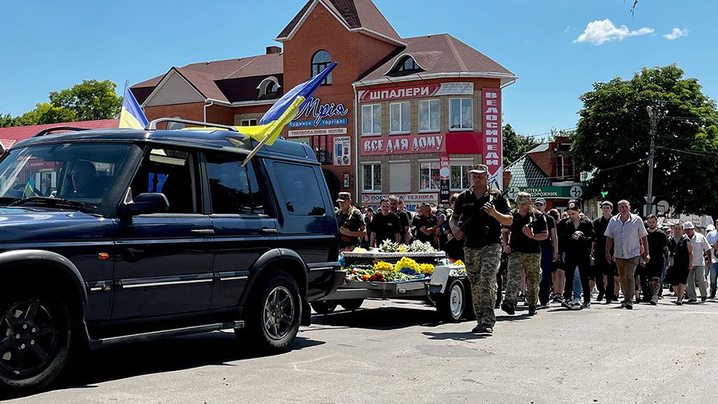Жителі Кобеляцької громади віддали останню шану загиблому захиснику Максиму Виннику