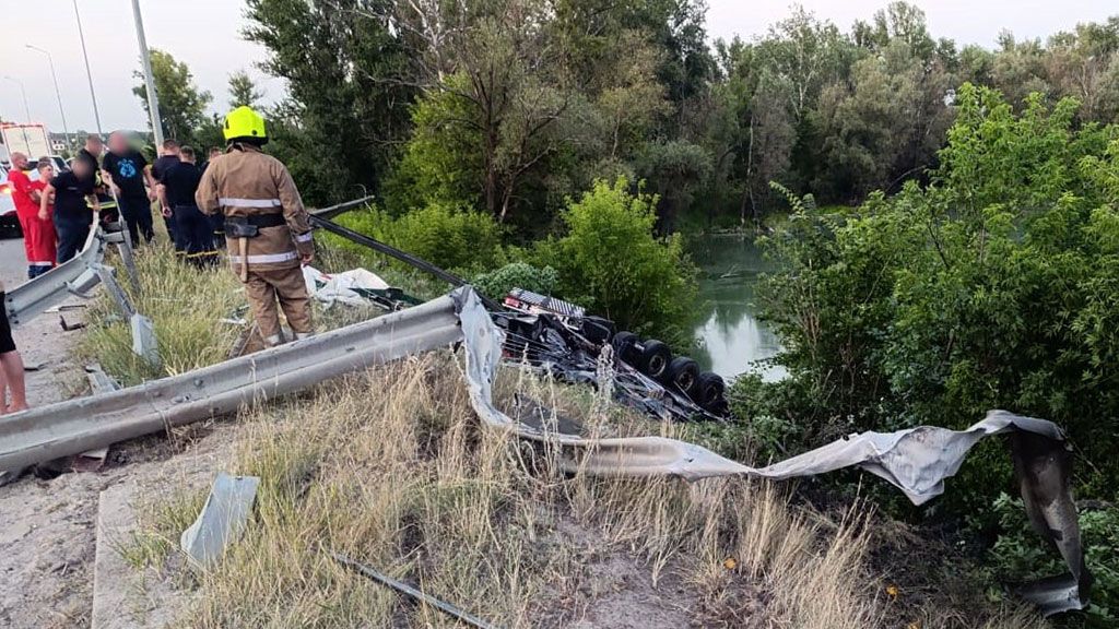 На Полтавщині вантажівка злетіла з дороги у річку – водій загинув