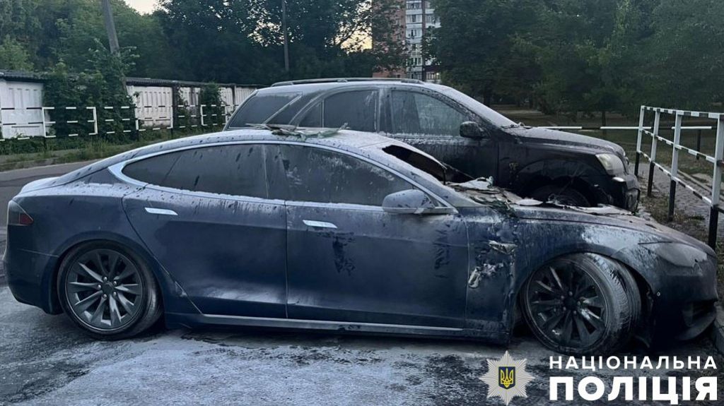 У Полтаві підпалили автомобіль Tesla