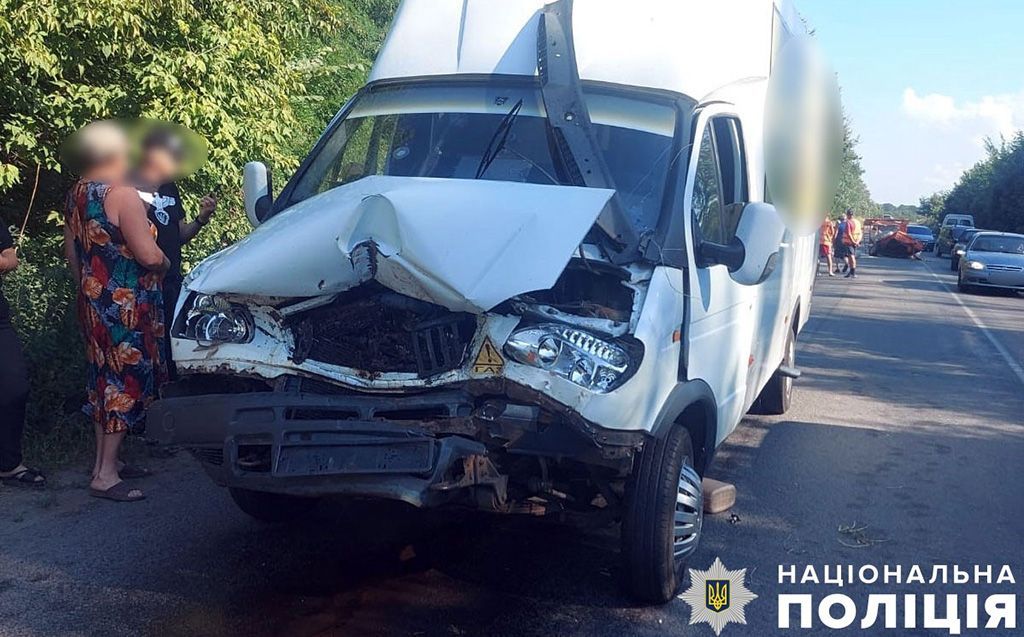 На Полтавщині причеп, що відчепився на ходу, врізався у маршрутне таксі