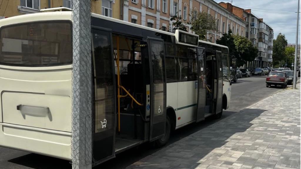 У Полтаві чоловік врізався автомобілем у автобус і зник з місця події