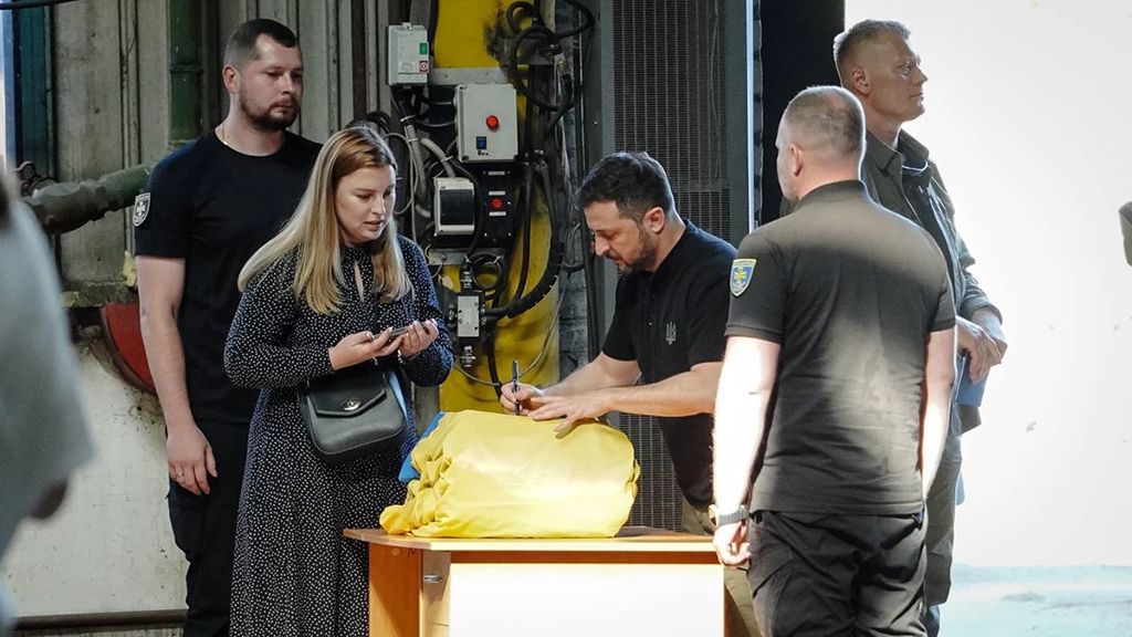 На новому прапорі, який повісять у Полтаві, будуть підписи президента, військових, медиків, волонтерів, рятувальників...