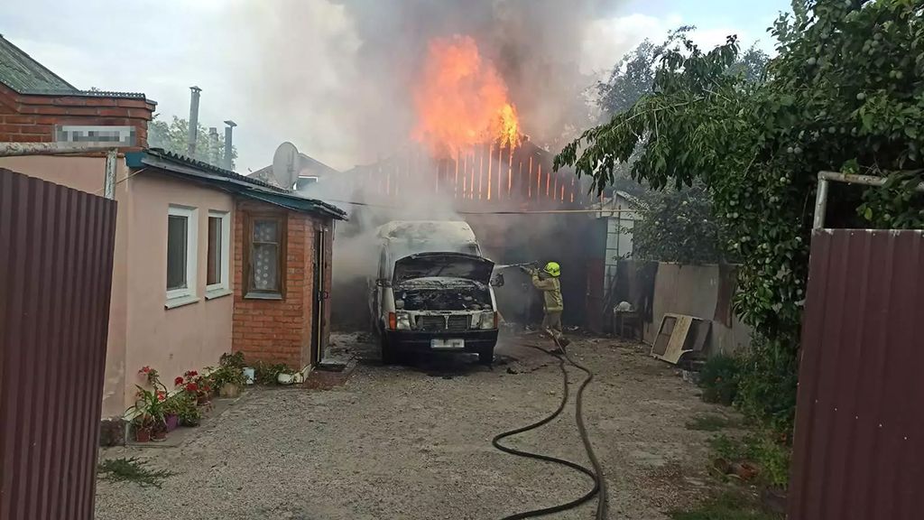 У Гадячі рятувальники загасили пожежу в мікроавтобусі та гаражі