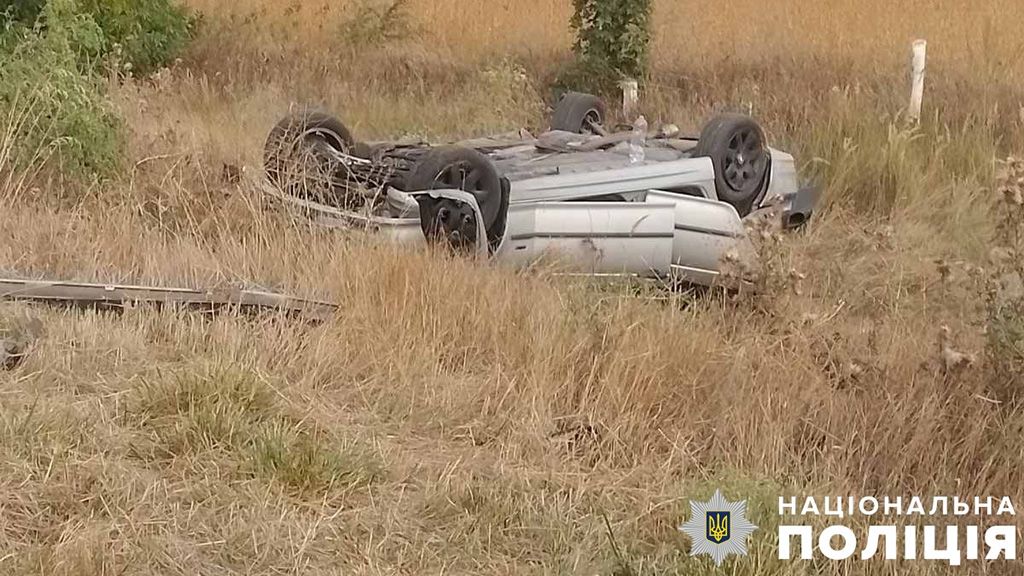 На Полтавщині автомобіль злетів з траси та перекинувся – водія госпіталізували