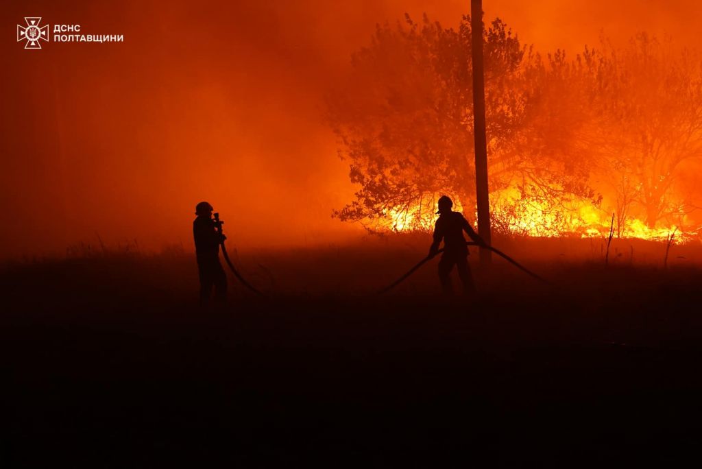 На Полтавщині вирує лісова пожежа на площі близько 100 гектарів