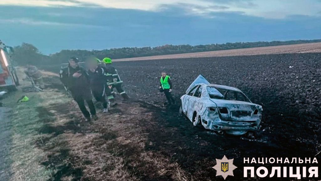 У Старих Санжарах автомобіль злетів з дорогі і згорів – водій отримав опіки