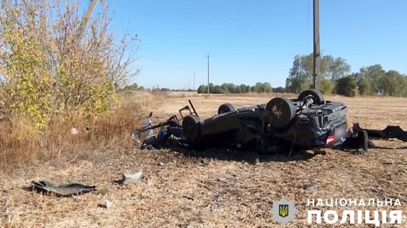 На Полтавщині автомобіль злетів з дороги і приземлився на дах – водія та псажира госпіталізовано