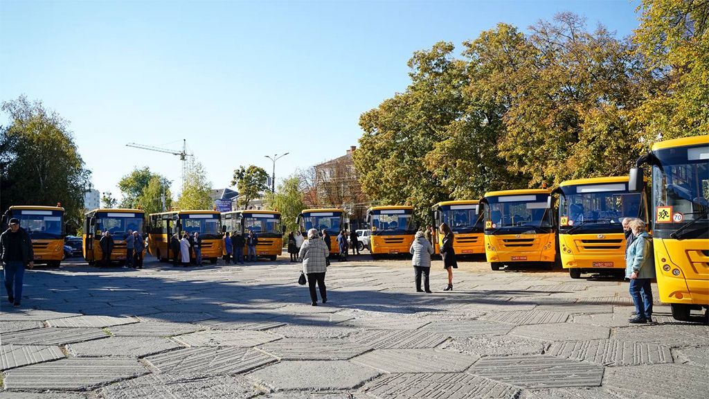 Громади Полтавщини отримали 10 шкільних автобусів