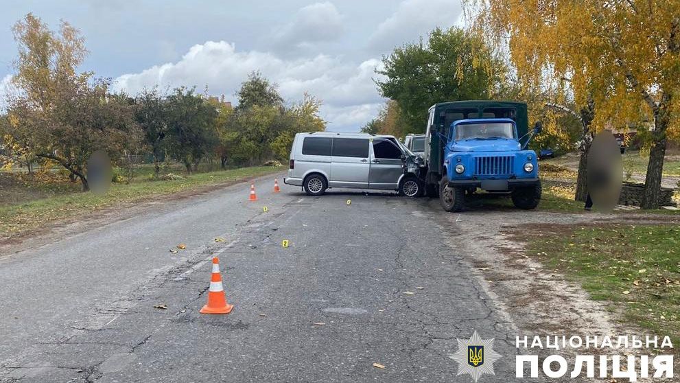 У Миргородському районі внаслідок зіткнення мікроавтобуса з вантажівкою травмувався чоловік