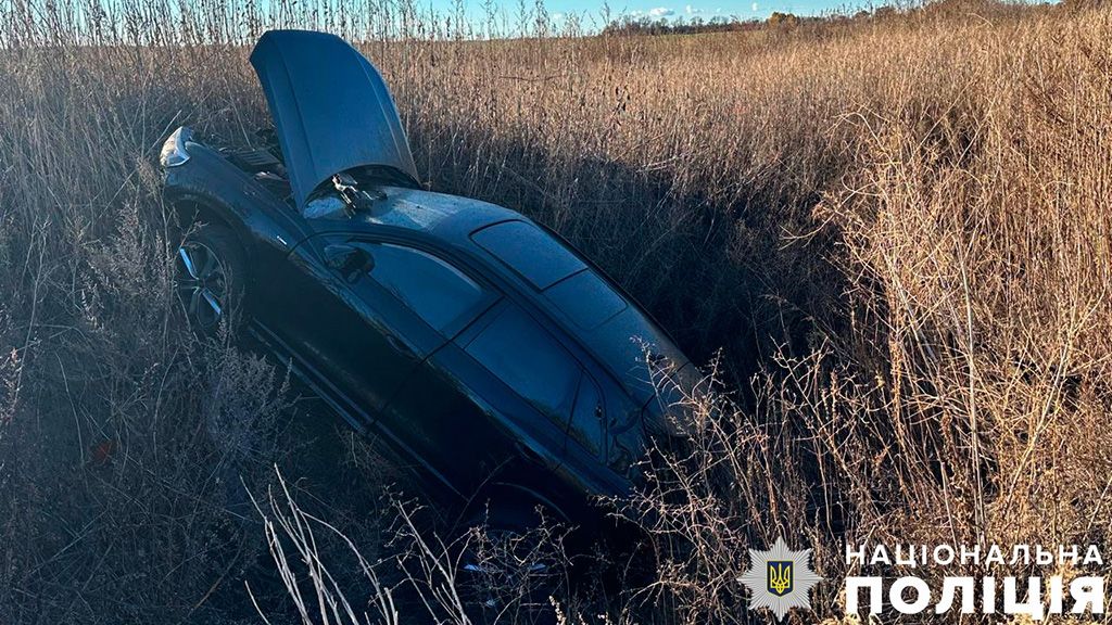 У Кобеляцькій громаді автомобіль злетів з траси – трьох людей госпіталізували