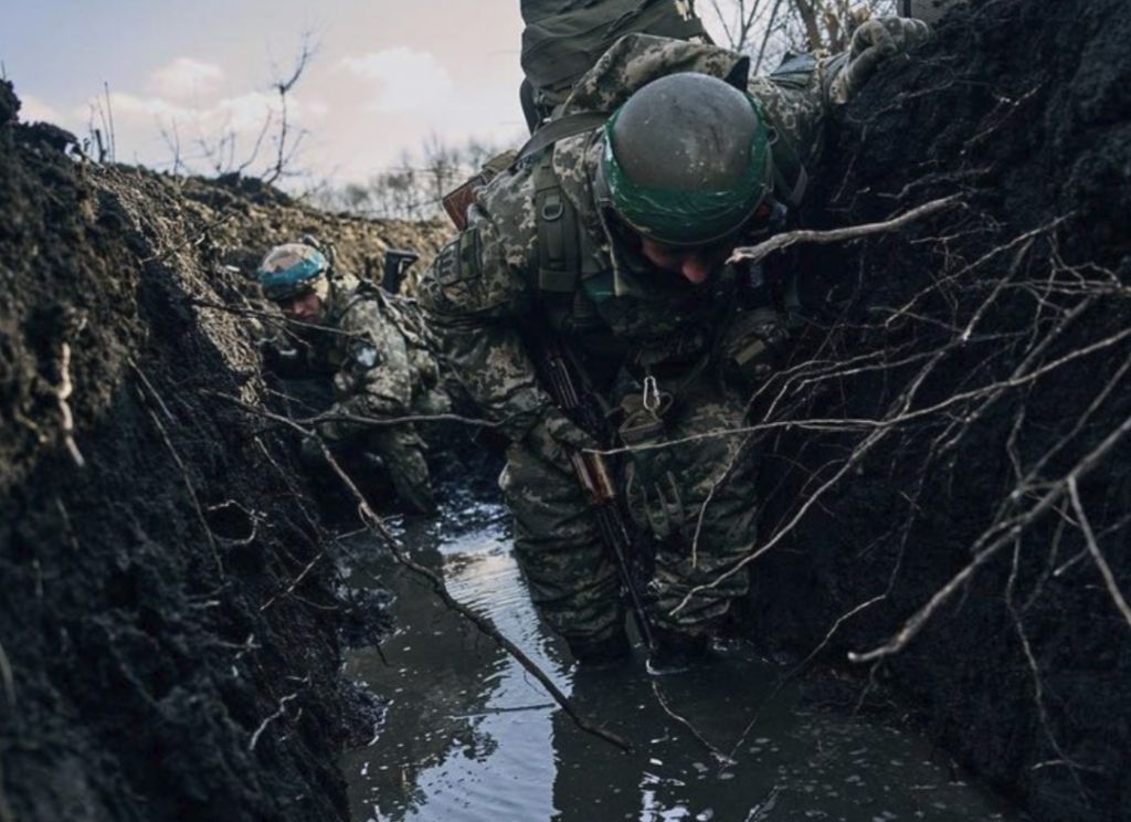 Як вам погодка? У хаті холодно. А в окопі?.. 