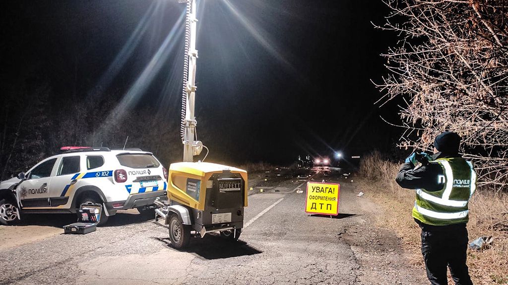 У Миргородському районі автомобіль збив двох людей,– водій втік з місця події