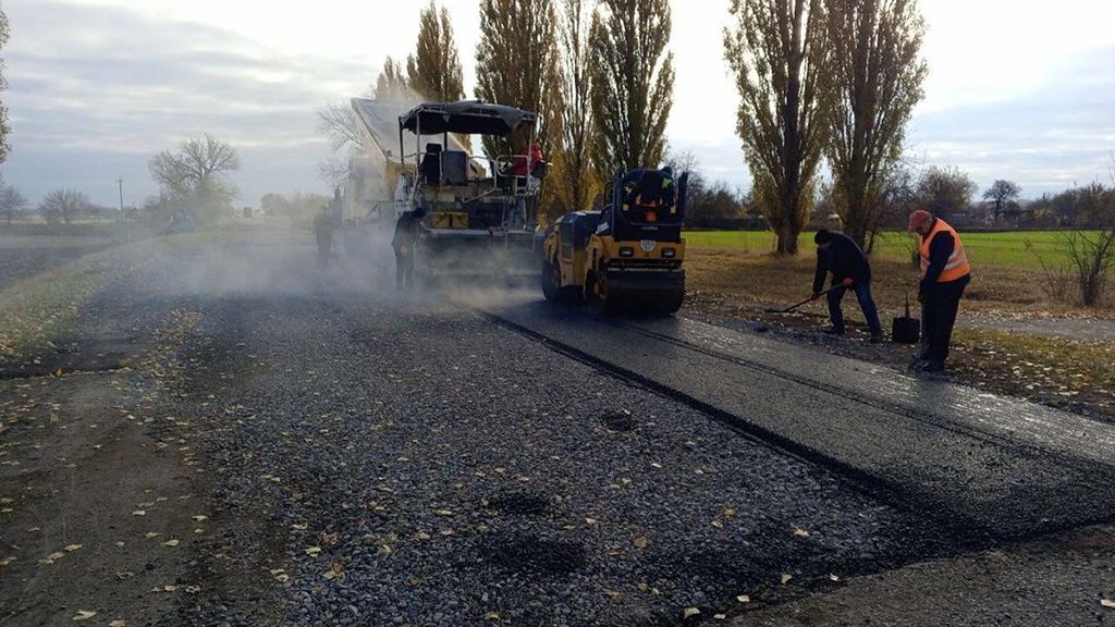 На Полтавщині завершують передзимові ремонтні роботи на дорогах