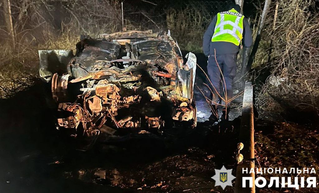 У Полтавському районі автомобіль врізався у електропору, внаслідок чого згорів