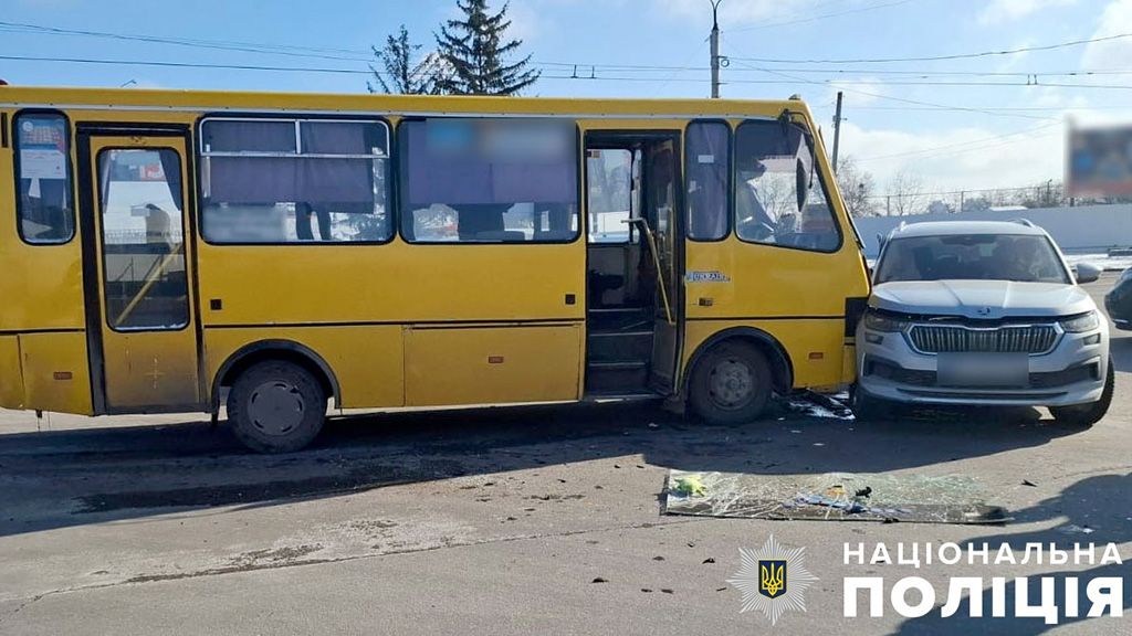 ДТП у Полтаві: легковик зіткнувся з маршруткою, водійка в лікарні