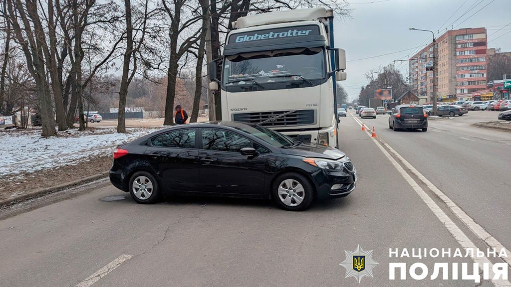 У Полтаві зіткнулися вантажівка та легковик: водійка останнього - у лікарні