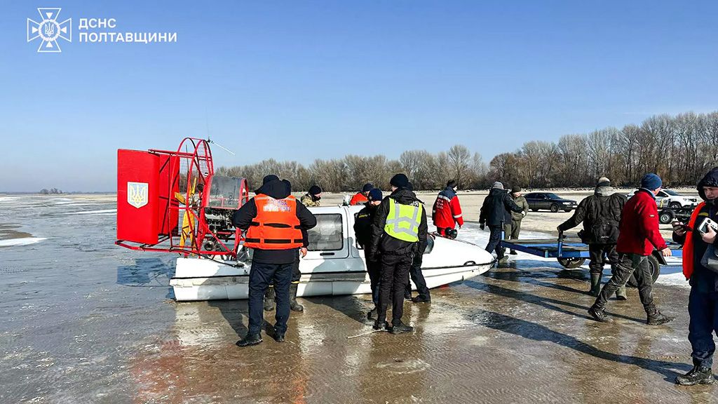 У Кременчуцькому районі рятувальники знімали з криги двох рибалок