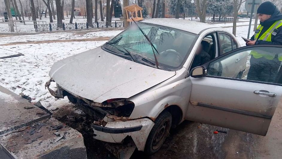 У Гадячі нетверезий водій врізався в бетонні східці