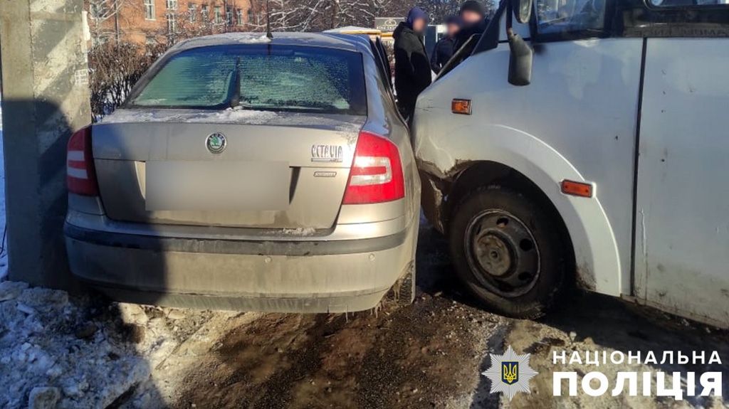 У Полтаві зіткнулися міський автобус та легковик